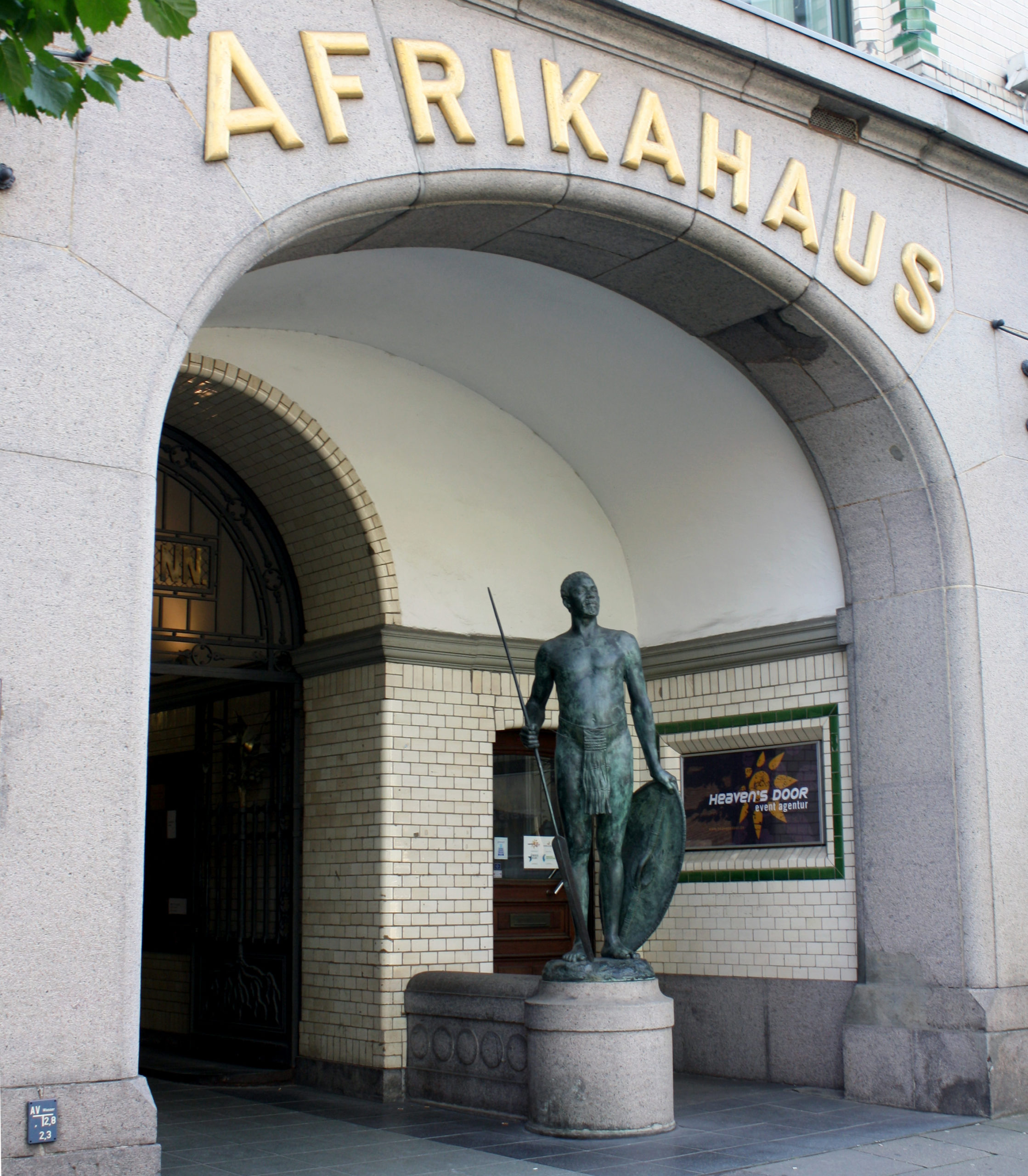 Der Eingang des Afrikahauses mit der Bronzestatue von Walter Sintenis