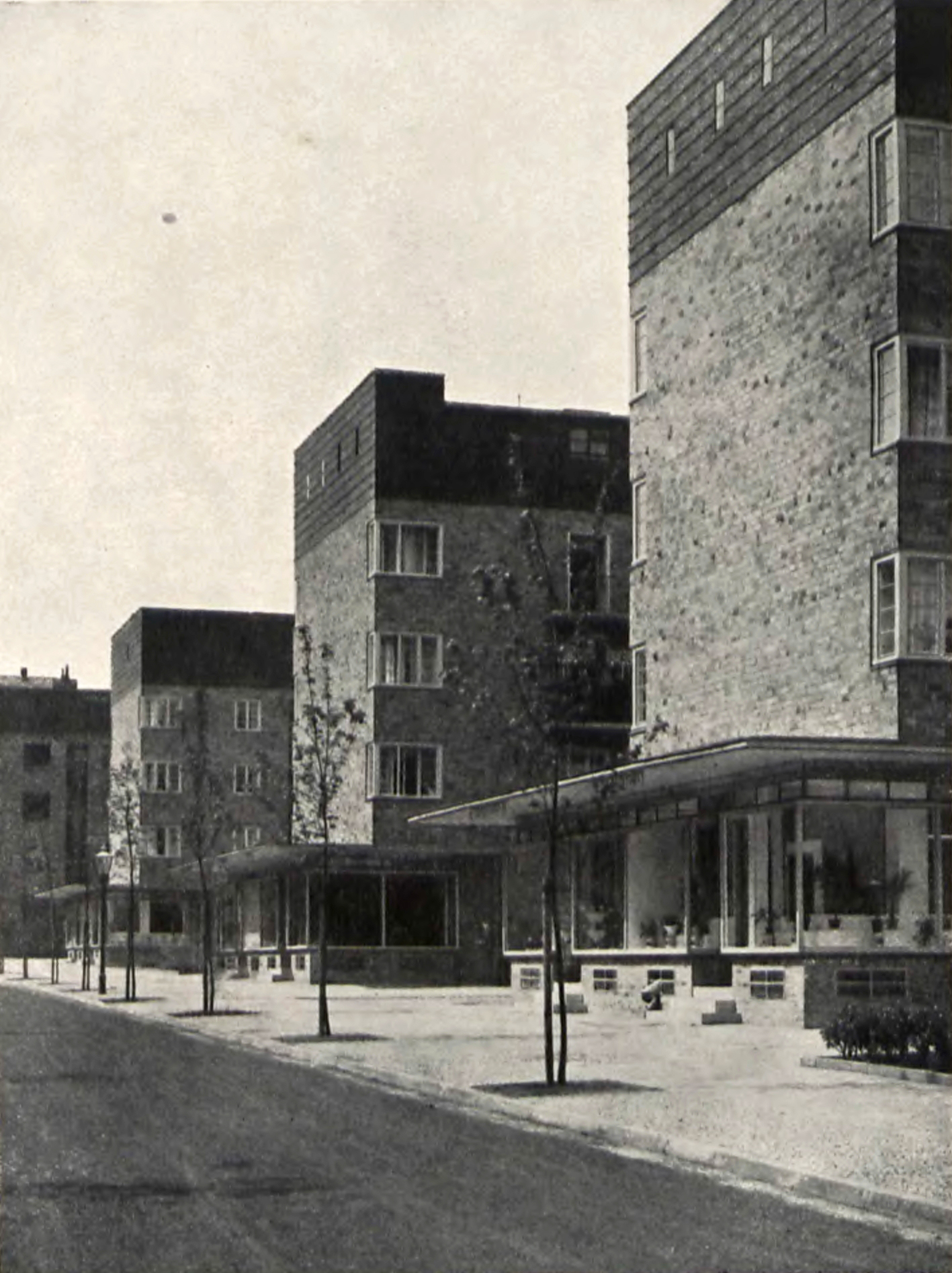 Wohnungsbau an der Helmholtz-Bunsenstraße im Stil der Neuen Sachlichkeit. Typisch für die späten 1920er Jahre.
