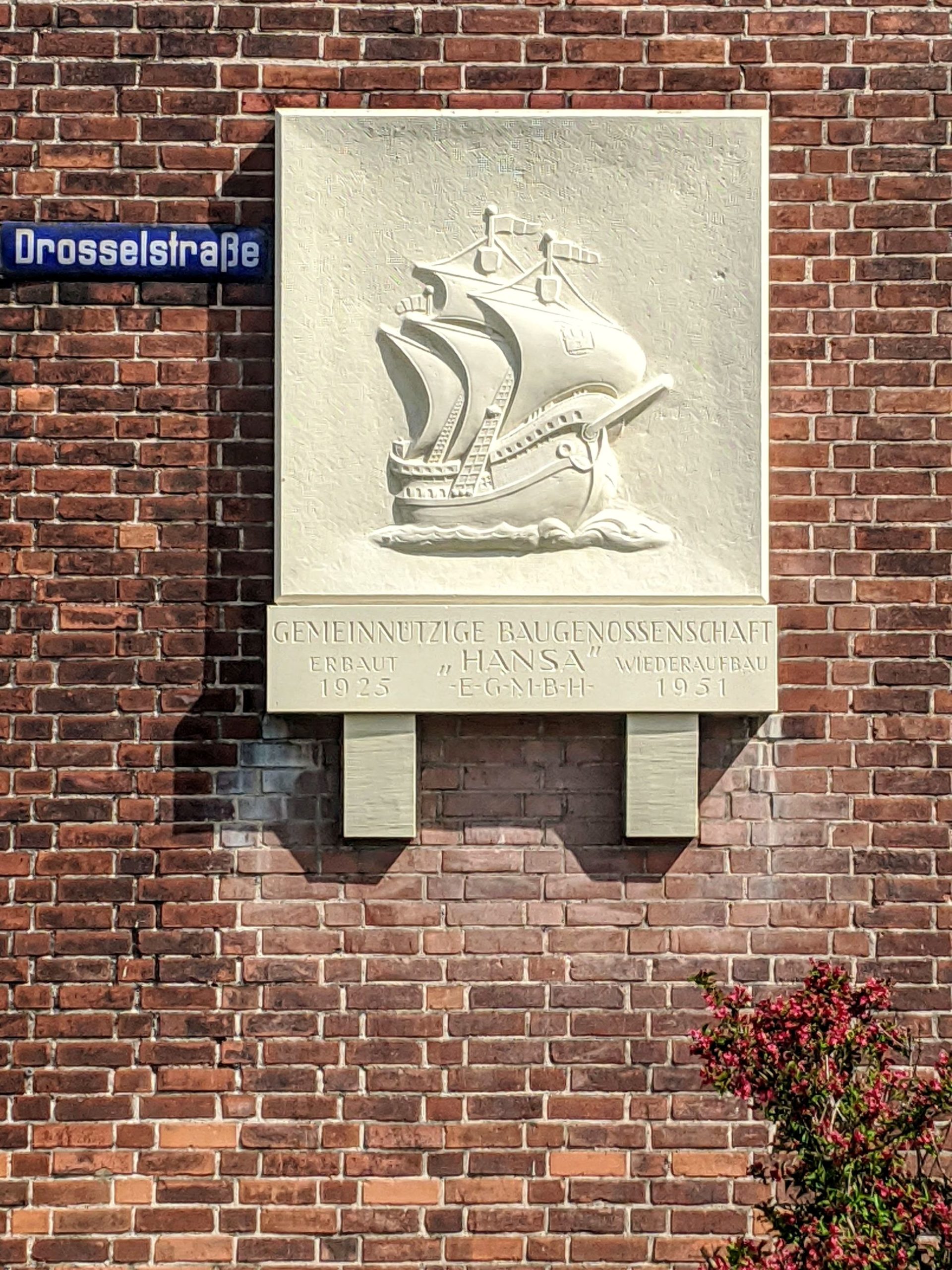 So wie diese Plakette der Hansa erinnern überall in Hamburg Schilder an Zerstörung und Wiederaufbau alter genossenschaftlicher Häuser.