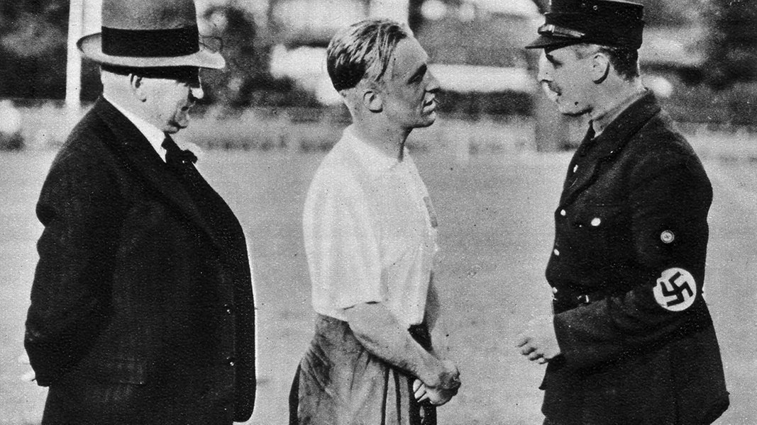 Asbjörn Halvorsen mit "Vereinsführer" Emil Martens und dem Sportbeauftragten Egon-Arthur Schmidt, auf dem Sportplatz am Rothenbaum im September 1933. Bild: HSV-Museum. 